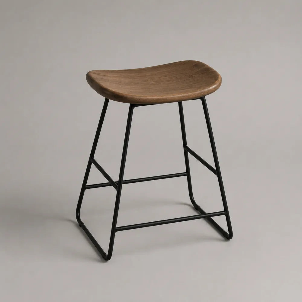 Tabouret de bar en bois massif et acier assise incurvée marron structure noire 45 x 45 x 75 cm