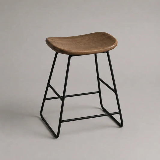 Tabouret de bar en bois massif et acier assise incurvée marron structure noire 45 x 45 x 75 cm